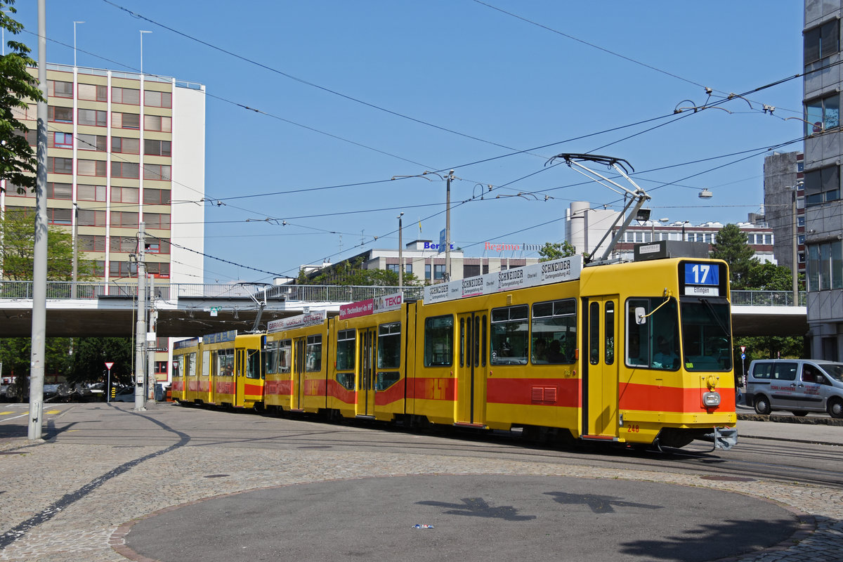 Doppeltraktion mit dem Be Be 4/8 248 und dem Be 4/6 208, auf der Linie 17, fährt zur Haltestelle beim ZOO Basel. Die Aufnahme stammt vom 03.07.2019.