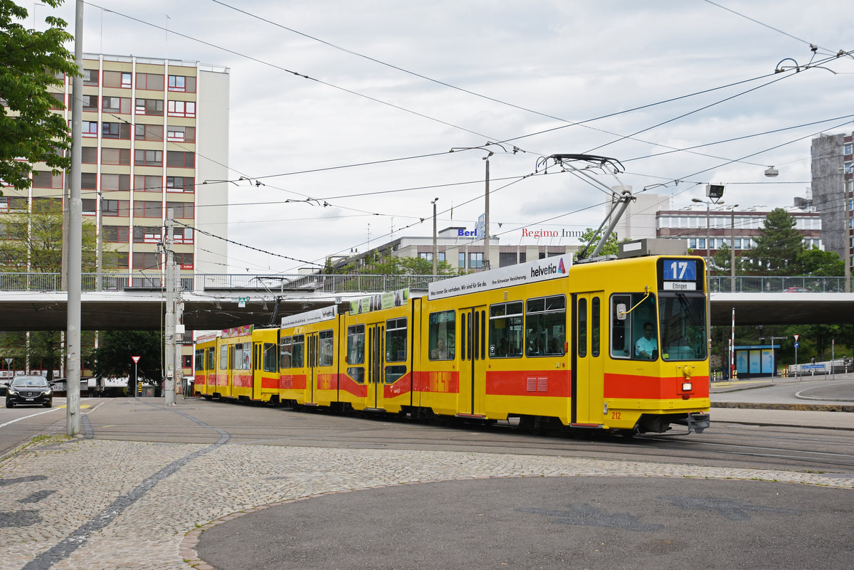 Doppeltraktion mit dem Be Be 4/8 212 und dem Be 4/6 226, auf der Linie 17, fährt zur Haltestelle beim ZOO Basel. Die Aufnahme stammt vom 15.06.2019.