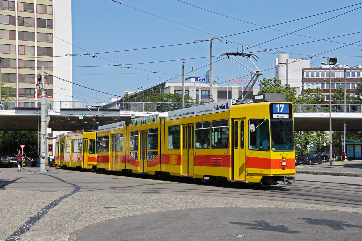 Doppeltraktion mit dem Be Be 4/8 212 und dem Be 4/6 228, auf der Linie 17, fährt zur Haltestelle beim ZOO Basel. Die Aufnahme stammt vom 03.07.2019.