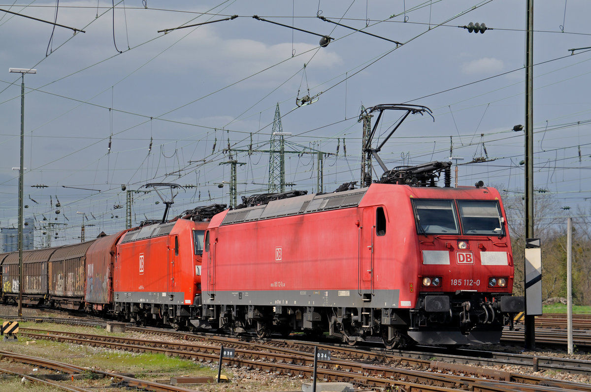 Doppeltraktion mit dem DB Lok's 185 112-0 und 185 116-1, durchfahren den Badischen Bahnhof. Die Aufnahme stammt vom 04.04.2016.