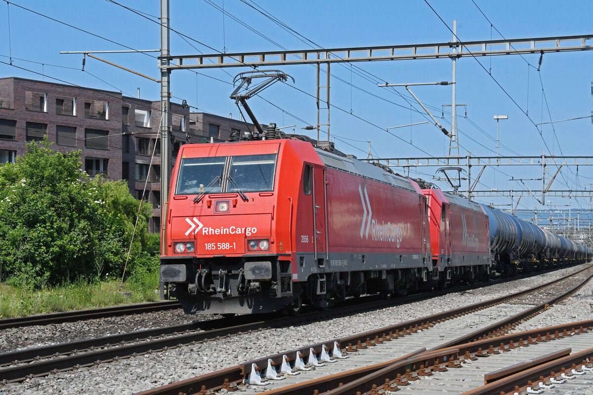 Doppeltraktion, mit dem Loks 185 588-1 und 185 584-0 durchfährt am 31.05.2023 den Bahnhof Rheinfelden.