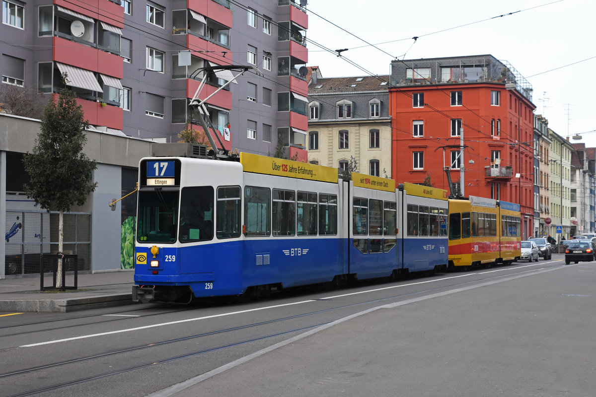 Doppeltraktion, mit dem mBe 4/8 259 im BTB Look zusammen mit dem Be 4/6 224, auf der Linie 17, bedient die Haltestelle Wiesenplatz. Die Aufnahme stammt vom 15.12.2018.