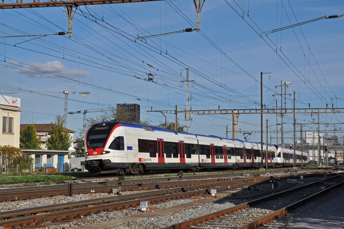 Doppeltraktion, mit dem RABe 523 004 an der Spitze, auf der S1, verlässt den Bahnhof Pratteln. Die Aufnahme stammt vom 24.10.2019.