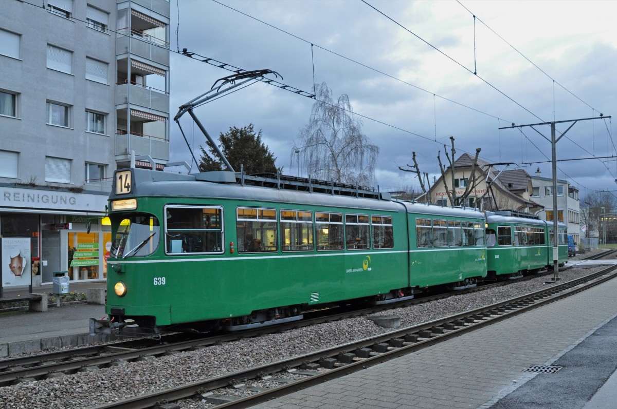 Doppeltraktion mit den Düwag Be 4/6 639 und 644 kurz nach Tagesanbruch an der Endstation der Linie 14 in Pratteln. Die Aufnahme stammt vom 02.03.2015.