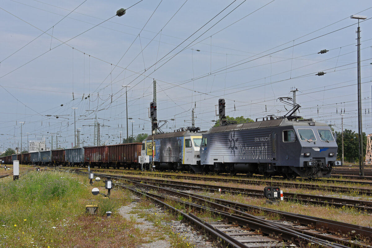 Doppeltraktion, mit den EDG Loks 446 017-6 und 446 015-0, durchfährt den badischen Bahnhof. Die Aufnahme stammt vom 10.09.2021.