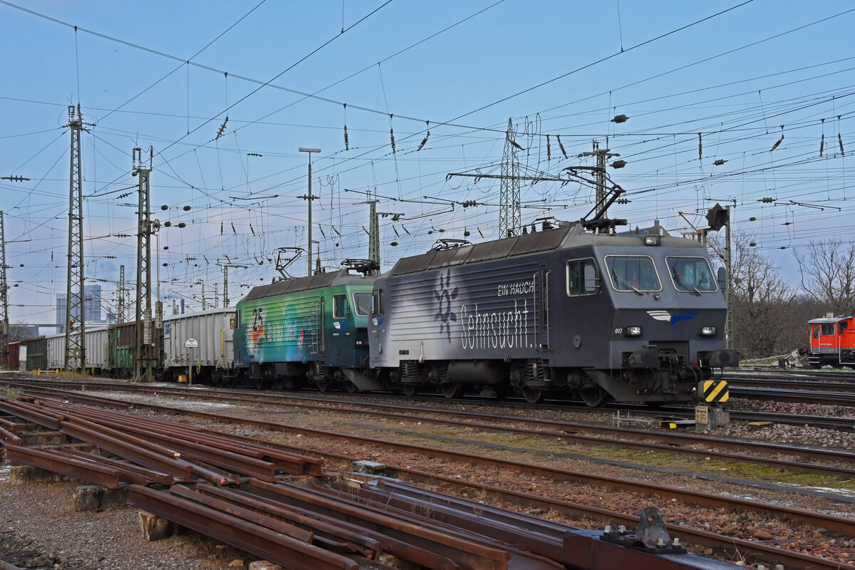 Doppeltraktion, mit den EDG Loks 446 017-6 und 446 016-8 durchfährt den badischen Bahnhof. Die Aufnahme stammt vom 21.12.2021.