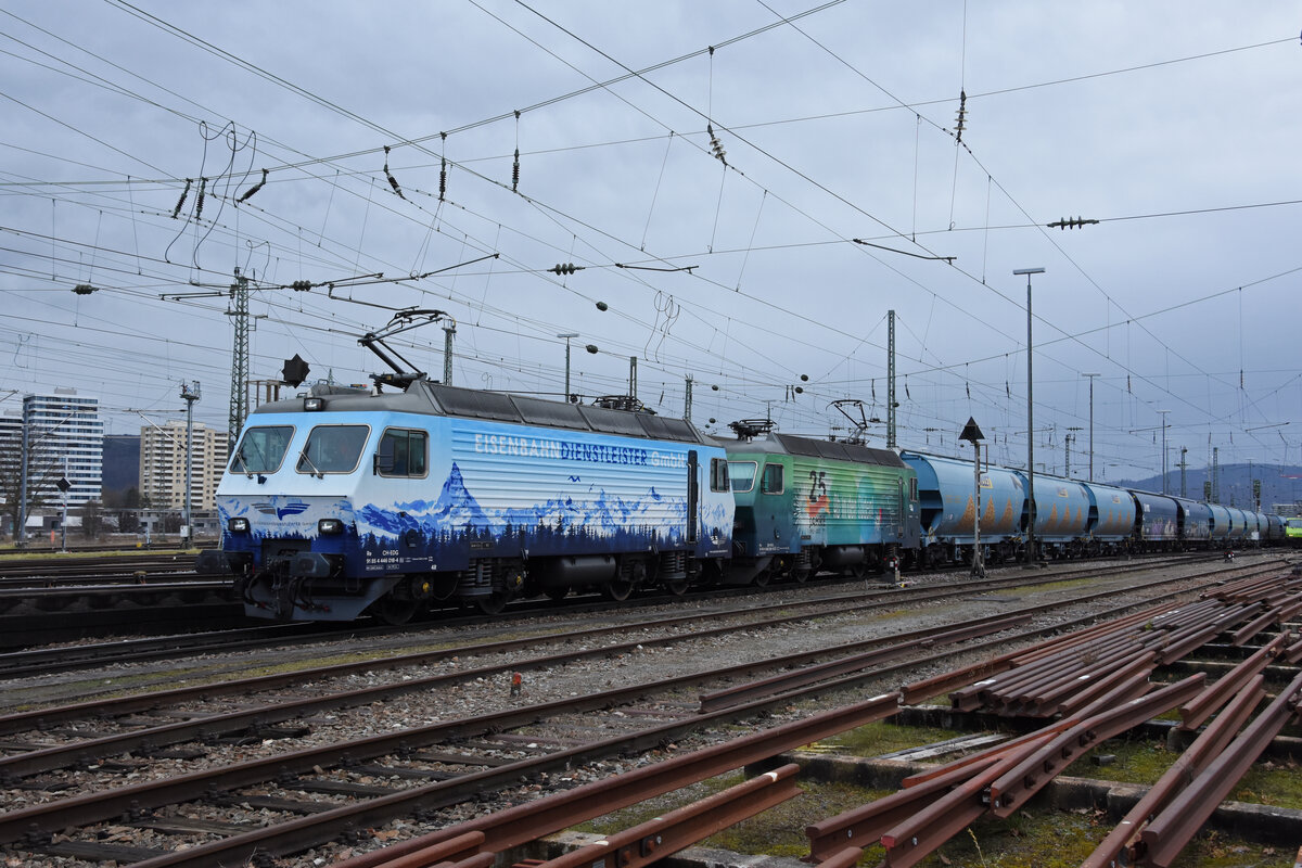 Doppeltraktion, mit den EDG Loks 446 018-4 und 446 016-8 durchfährt den badischen Bahnhof. Die Aufname stammt vom 17.02.2022.