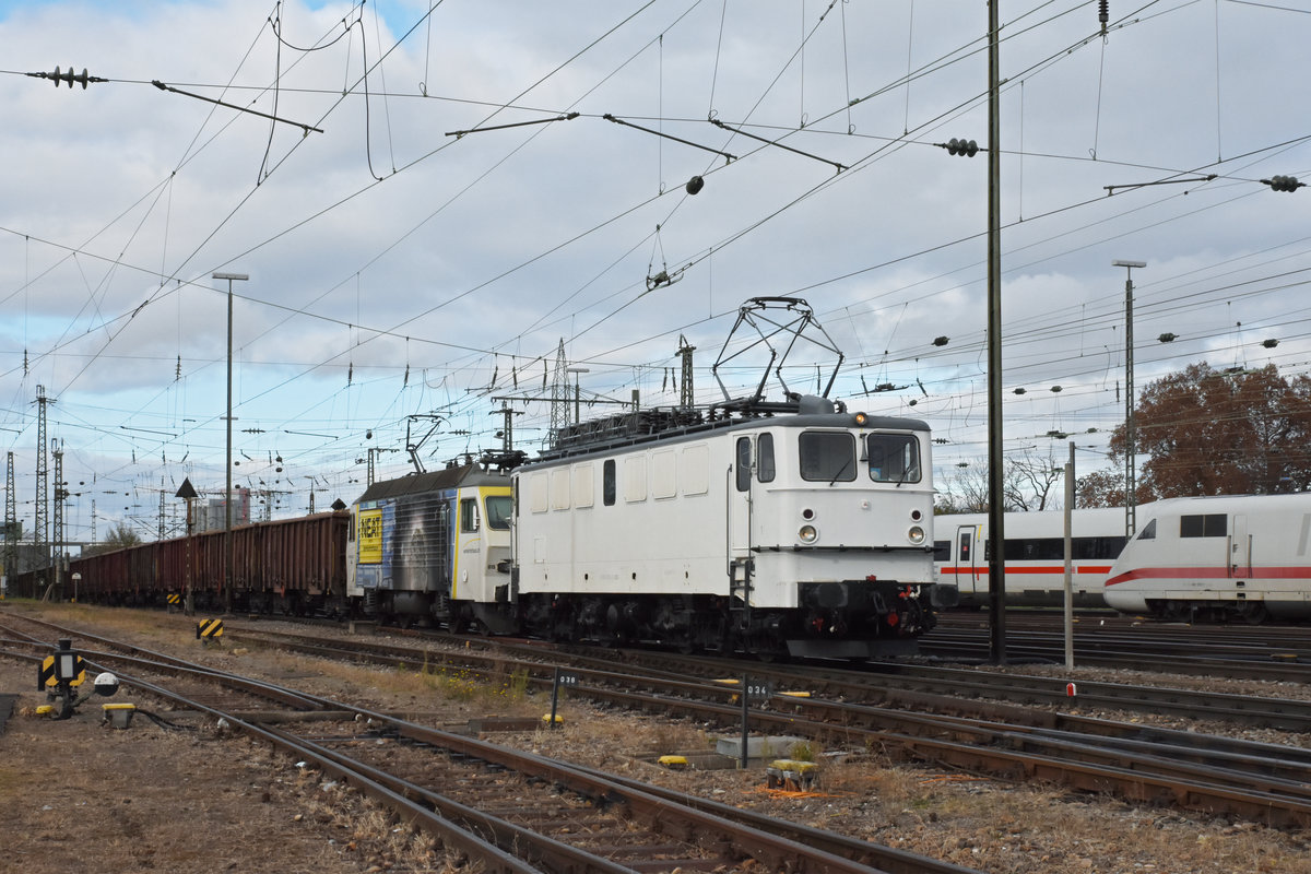 Doppeltraktion, mit den ex SOB Loks 142 103-1 und 446 015-0 durchfährt den badischen Bahnhof. Die Aufnahme stammt vom 16.11.2020.