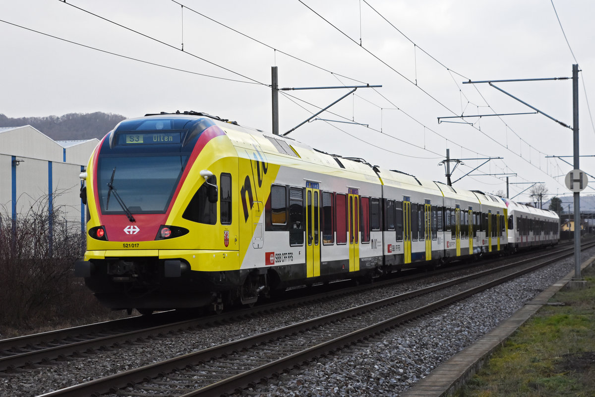 Doppeltraktion, mit den Flirt 521 023 und 521 017 mit der Werbung für die Fachhochschule Muttenz, auf der S3, fährt Richtung Bahnhof Itingen. Die Aufnahme stammt vom 02.01.2019.