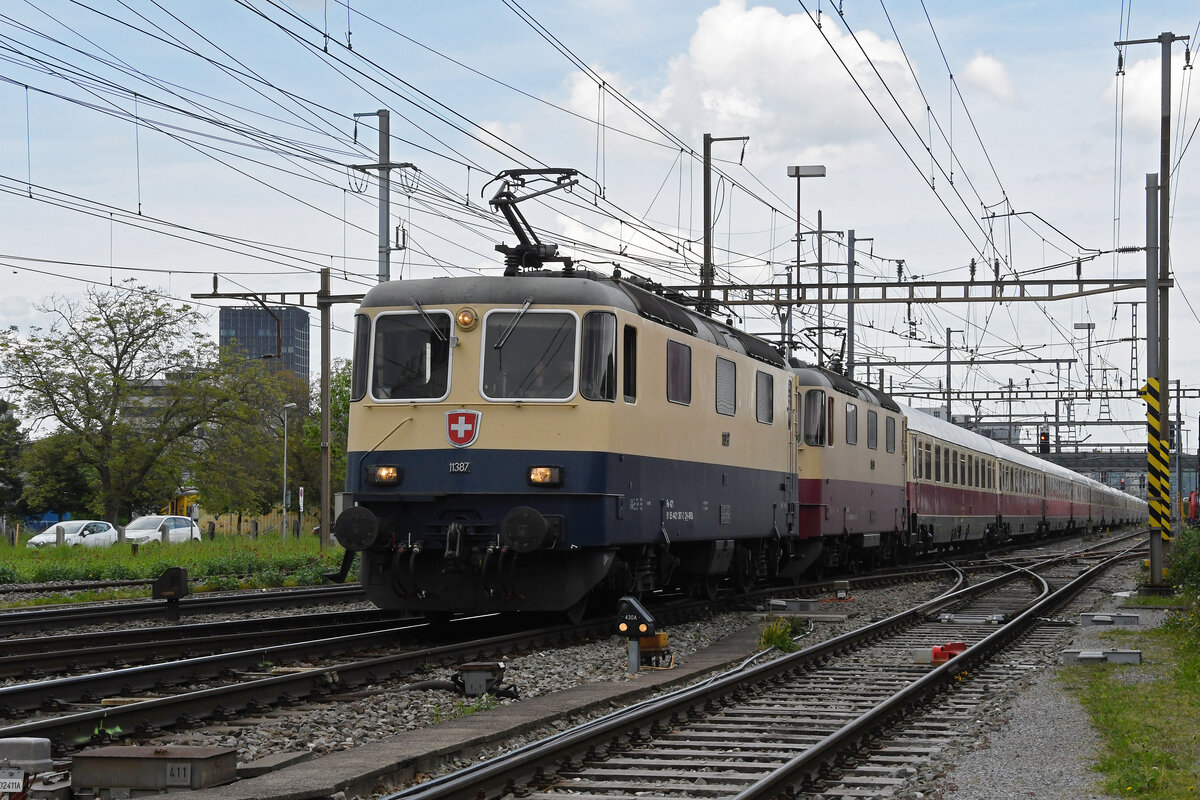 Doppeltraktion, mit den IRSI Loks 421 387-2 in Rheingoldlook und 421 393-0 im TEE Look durchfährt am 05.05.2023 den Bahnhof Pratteln Richtung badischen Bahnhof.