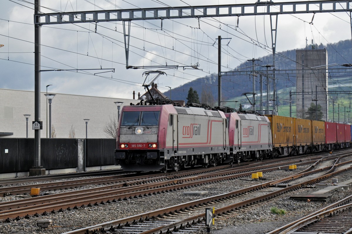 Doppeltraktion Mit den Locks 185 590-7 und 185 602-0 durchfahren den Bahnhof Sissach. Die Aufnahme stammt vom 23.11.2015.