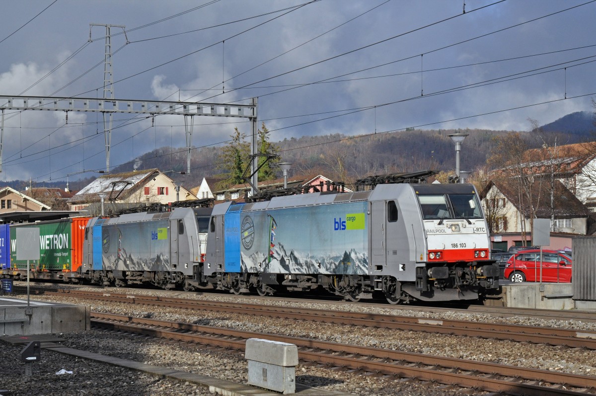 Doppeltraktion Mit den Locks 186 103-8 und 186 101-2 durchfahren den Bahnhof Sissach. Die Aufnahme stammt vom 23.11.2015.