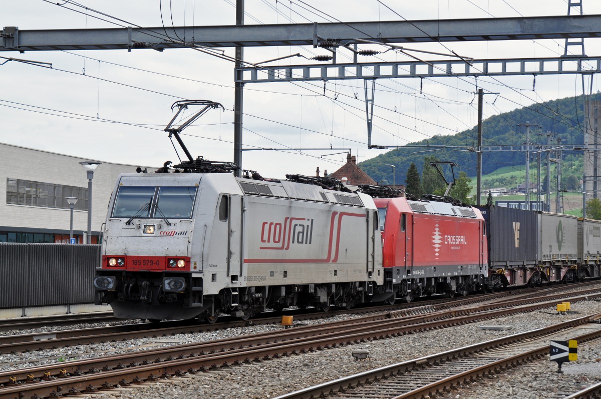 Doppeltraktion mit der Lok 185 579-0 an der Spitze durchfahren den Bahnhof Sissach. Die Aufnahme stammt vom 05.09.2015.