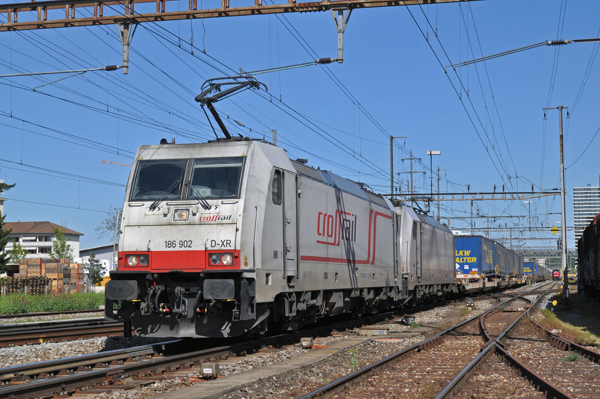 Doppeltraktion, mit der Lok 186 902-3 an der Spitze, durchfährt den Bahnhof Pratteln.  Das abzweigende Gleis führt auf eine Strasse und in ein Industriegebiet, vom wo aus auch diese Aufnahme am 06.05.2016 entstand.