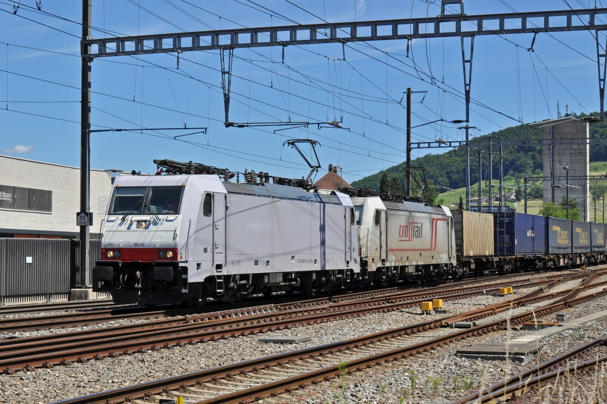 Doppeltraktion, mit der Lok 186 910-2 an der Spitze, durchfahren den Bahnhof Sissach. Die Aufnahme stammt vom 28.06.2015.