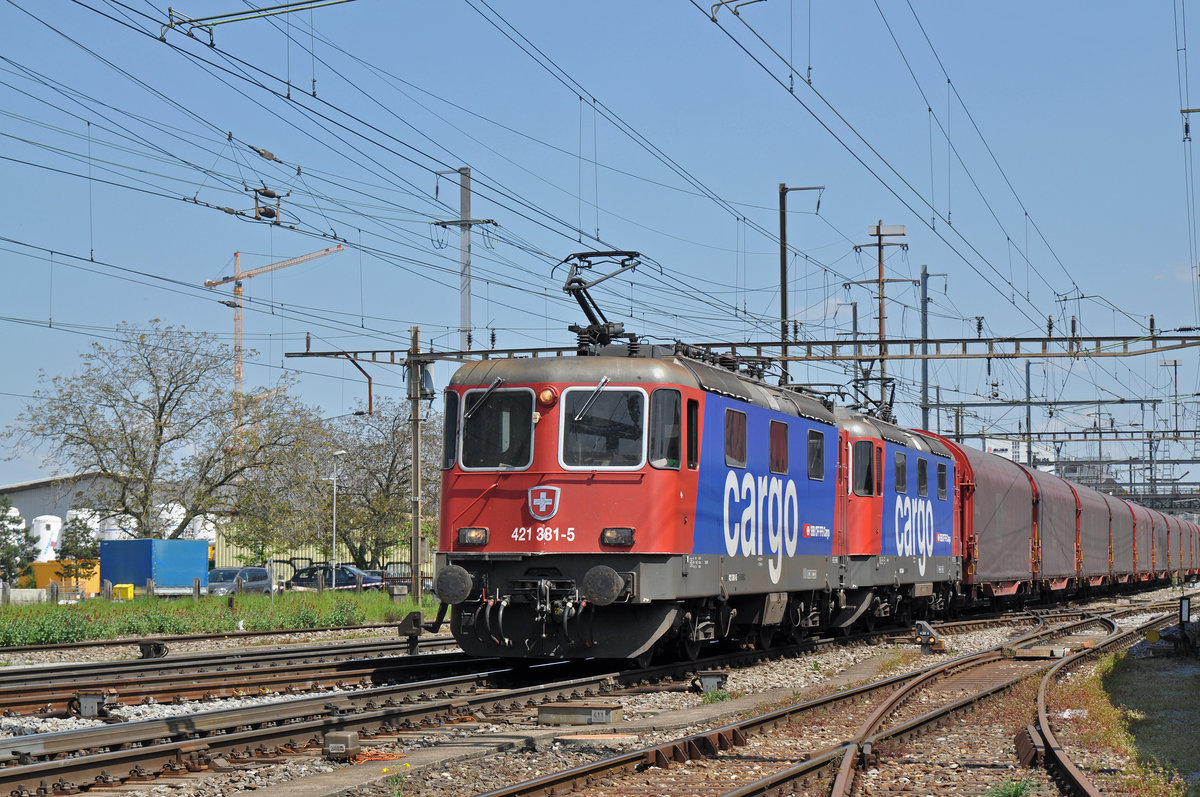Doppeltraktion, mit der Lok 421 381-5 an der Spitze, durchfährt den Bahnhof Pratteln. Das abzweigende Gleis führt auf eine Strasse und in ein Industriegebiet, vom wo aus auch diese Aufnahme am 07.05.2016 entstand.
