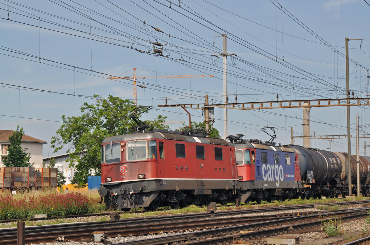 Doppeltraktion, mit den Loks 11174 und 420 165-3 durchfahren den Bahnhof Pratteln. Die Aufnahme stammt vom 10.06.2016.