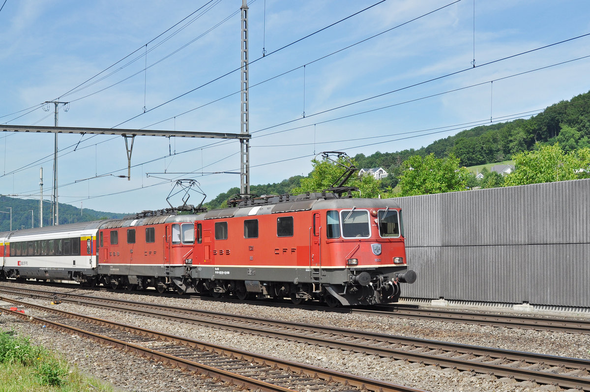 Doppeltraktion, mit den Loks 11301 und 11153, durchfahren den Bahnhof Gelterkinden. Die Aufnahme stammt vom 05.07.2017.