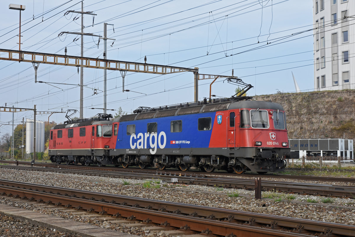Doppeltraktion, mit den Loks 11349 und 620 074-5, durchfährt sen Bahnhof Pratteln. Die Aufnahme stammt vom 09.11.2018.