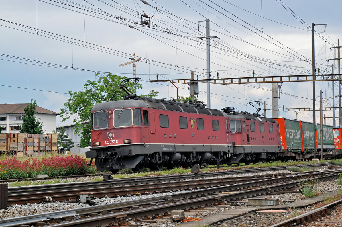 Doppeltraktion, mit den Loks 1167/620 077-8 und 11336, durchfahren den Bahnhof Pratteln. Die Aufnahme stammt vom 07.06.2016.