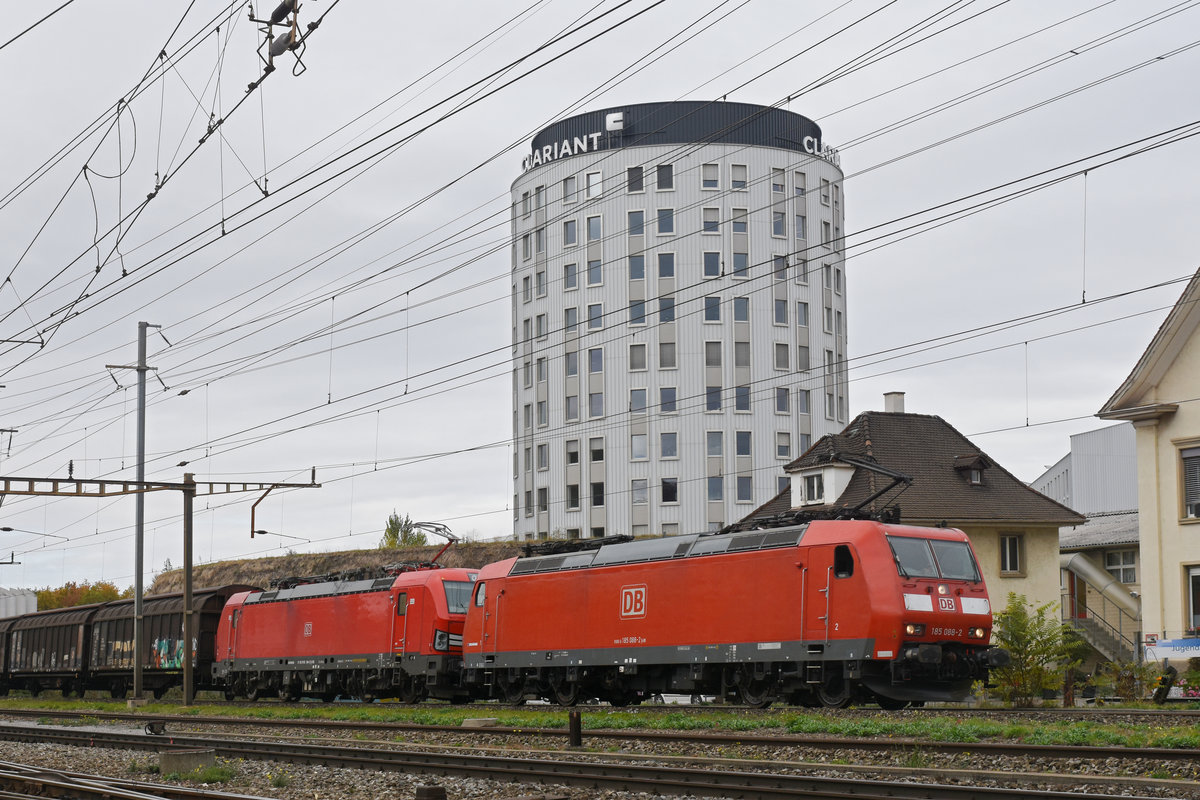 Doppeltraktion, mit den Loks 185 088-2 und 193 304-3, durchfährt den Bahnhof Pratteln. Die Aufnahme stammt vom 24.10.2018.