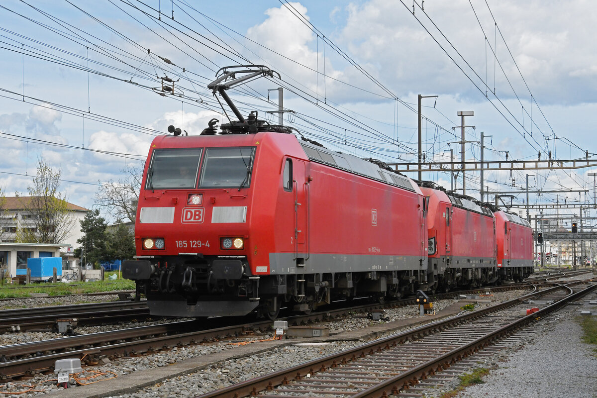 Doppeltraktion, mit den Loks 185 129-4, der kalten 193 313-4 und der 185 120-3 durchfährt am 14.04.2023 den Bahnhof Pratteln.