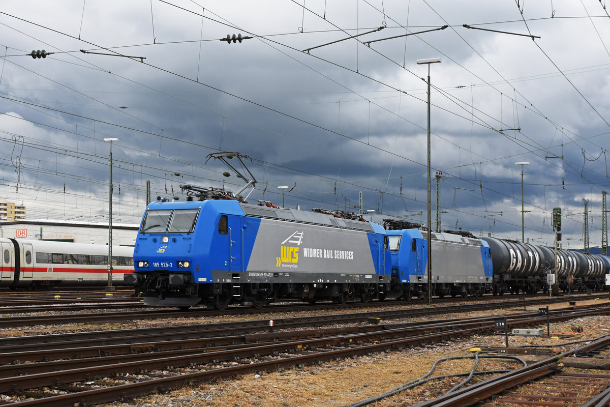 Doppeltraktion, mit den Loks 185 525-3 und 185 526-1 durchfährt den badischen Bahnhof. Die Aufnahme stammt vom 07.10.2019.