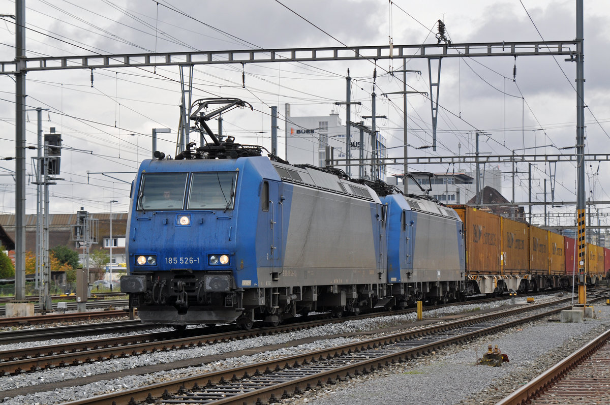 Doppeltraktion, mit den Loks 185 526-1 und 185 527-9, durchfahren den Bahnhof Pratteln. Die Aufnahme stammt vom 07.11.2016.