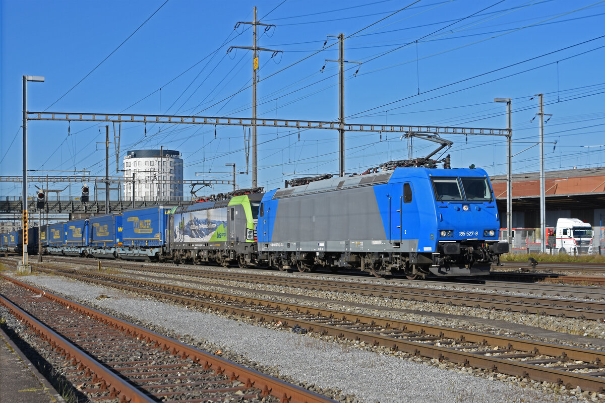 Doppeltraktion, mit den Loks 185 527-9 und 475 416-4 durchfährt den Bahnhof Pratteln. Die Aufnahme stammt vom 23.10.2021.