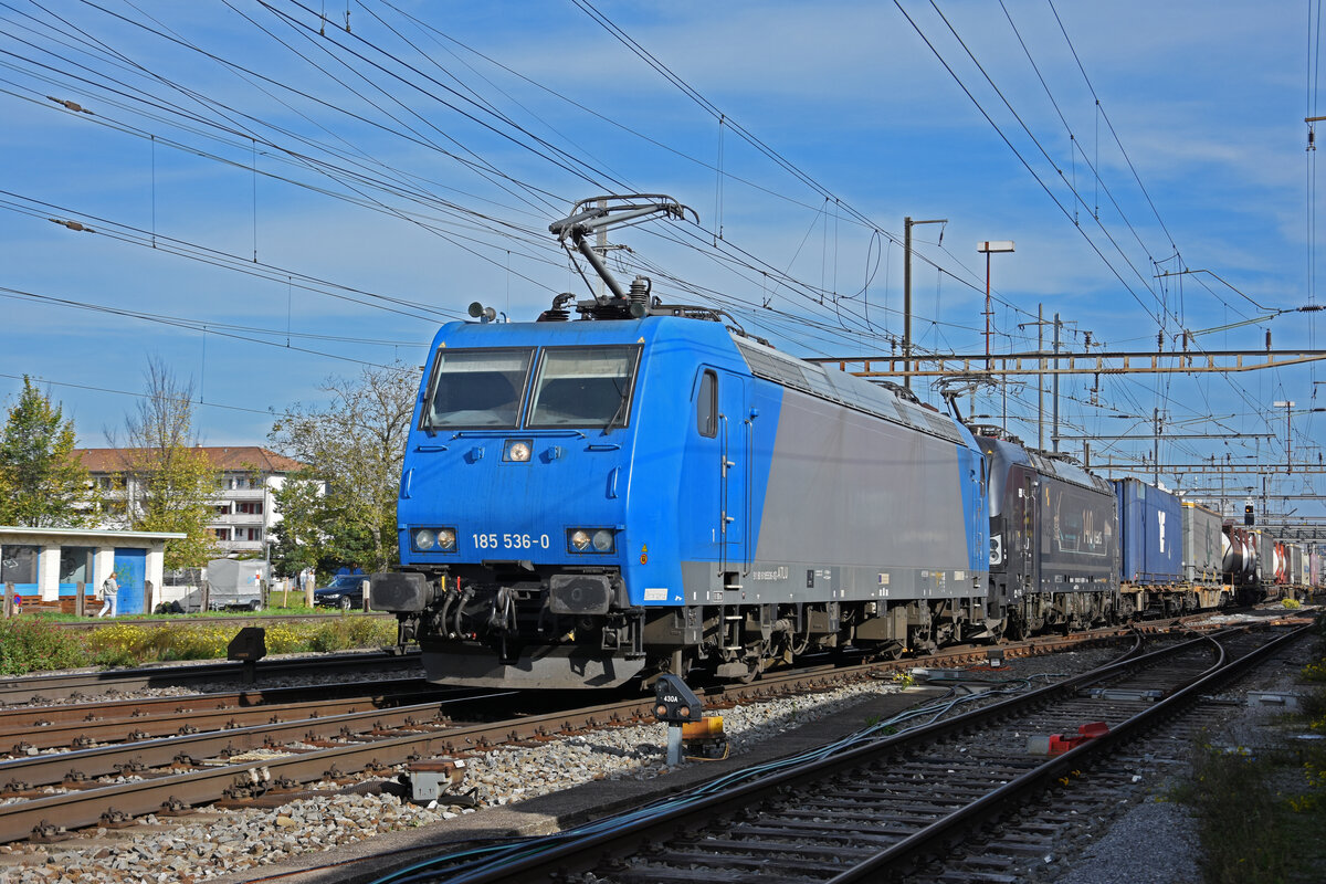 Doppeltraktion, mit den Loks 185 536-0 und 193 711-9 durchfährt am 19.10.2022 den Bahnhof Pratteln.