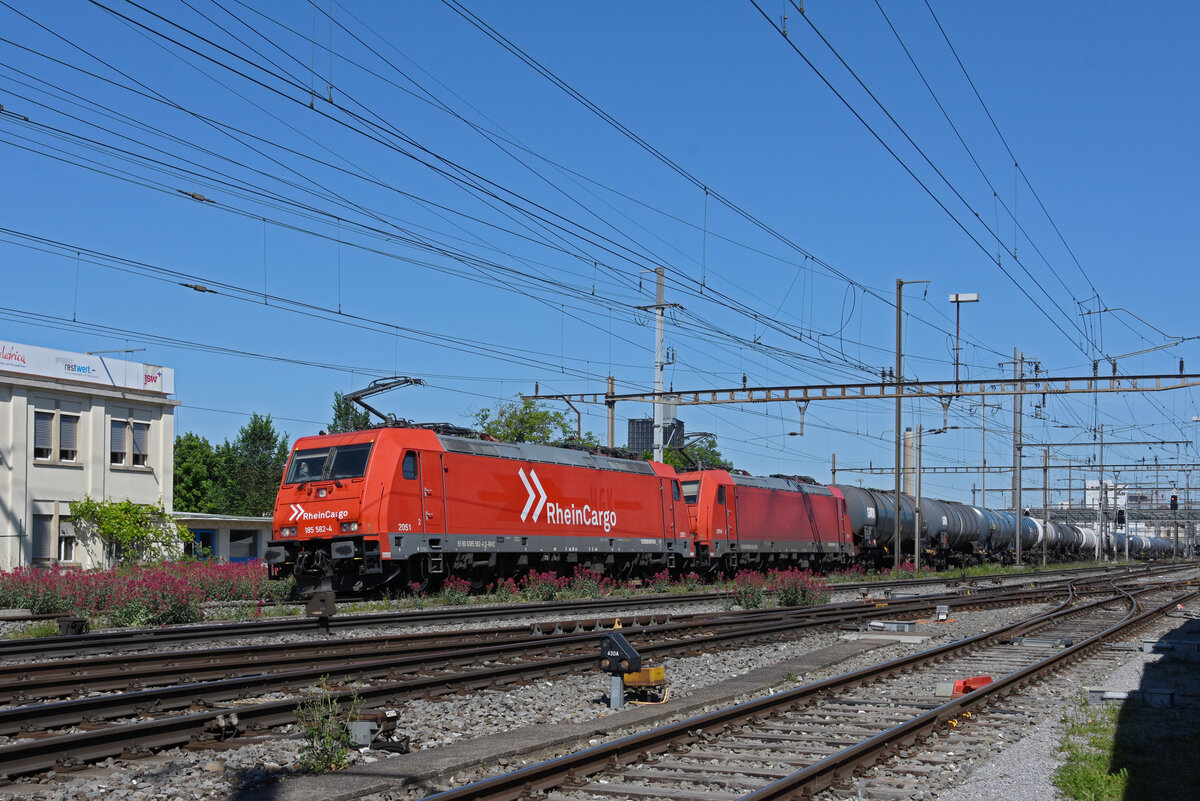 Doppeltraktion, mit den Loks 185 582-4 und 185 586-5 durchfährt den Bahnhof Pratteln. Die Aufnahmestammt vom 18.05.2022.