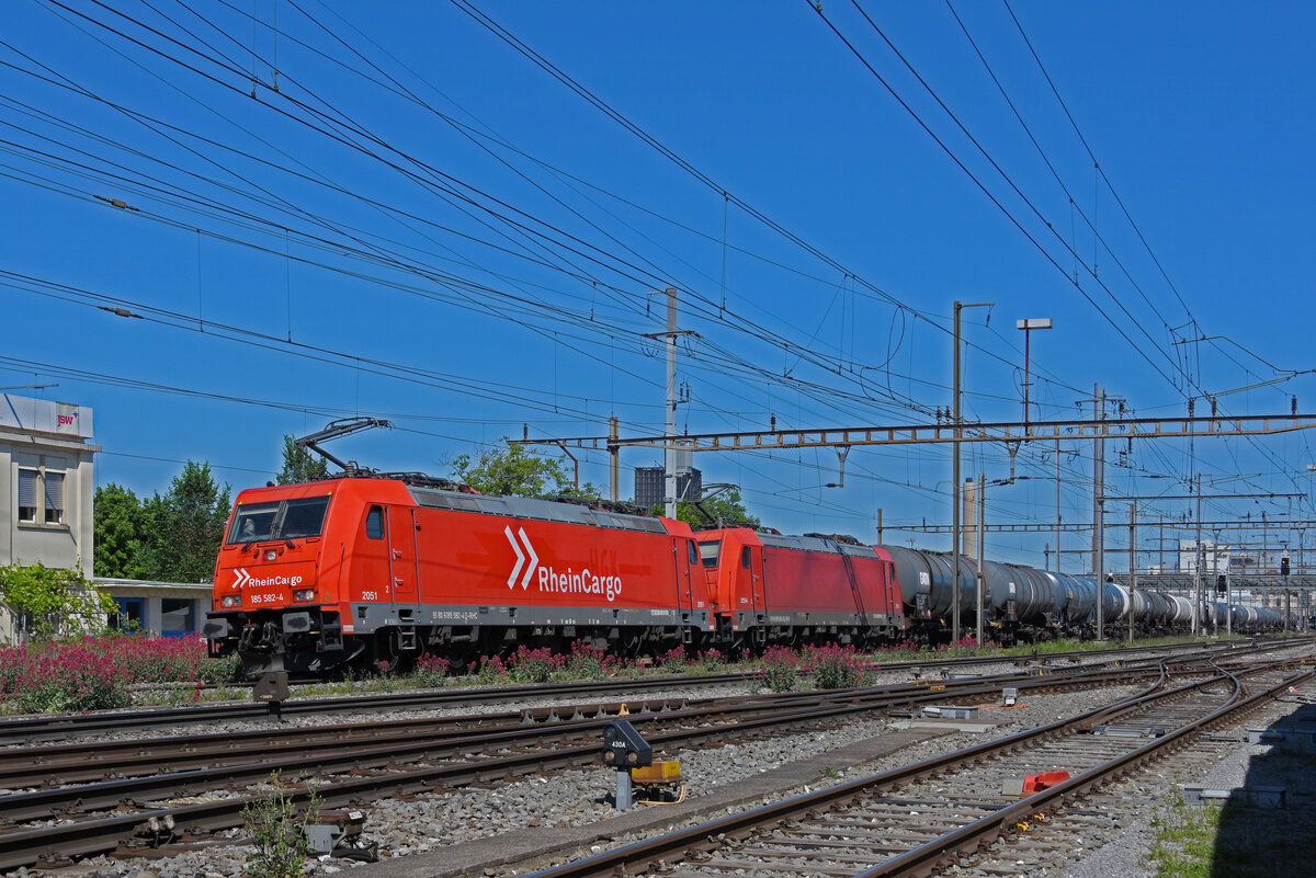 Doppeltraktion, mit den Loks 185 582-4 und 185 586-5 durchfährt den Bahnhof Pratteln. Die Aufnahme stammt vom 18.05.2022.