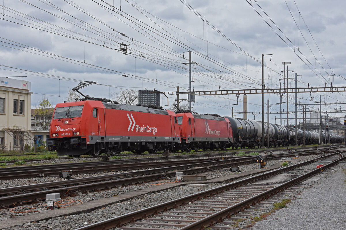 Doppeltraktion, mit den Loks 185 582-4 und 185 587-3 durchfährt am 12.04.2023 den Bahnhof Pratteln.