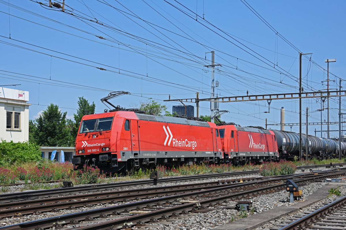 Doppeltraktion, mit den Loks 185 582-4 und 185 587-3 durchfährt am 09.06.2023 den Bahnhof Pratteln.