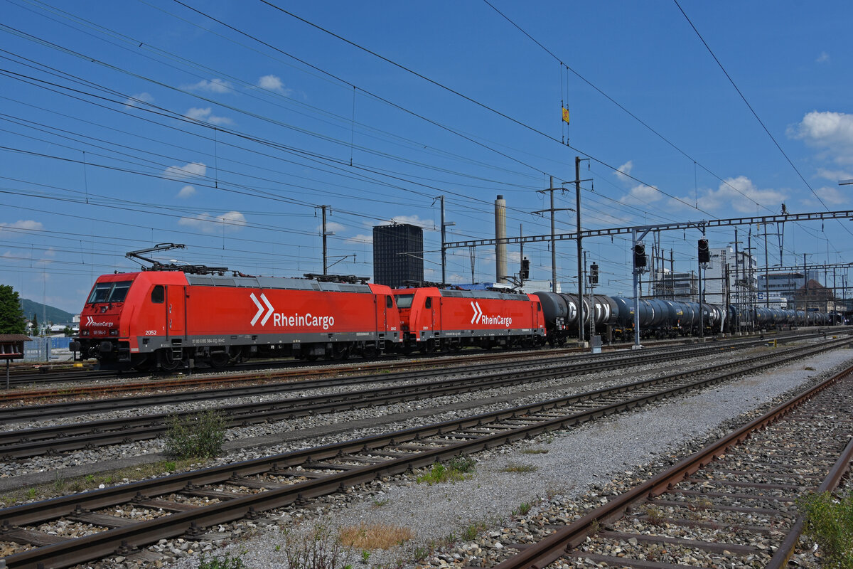 Doppeltraktion, mit den Loks 185 584-0 und 185 582-4 durchfährt den Bahnhof Pratteln. Die Aufnahme stammt vom 11.05.2022.