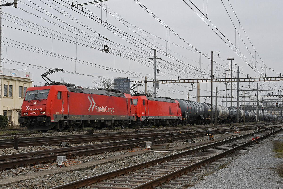 Doppeltraktion, mit den Loks 185 587-3 und 185 586-5 durchfährt am 22.02.2023 den Bahnhof Pratteln.
