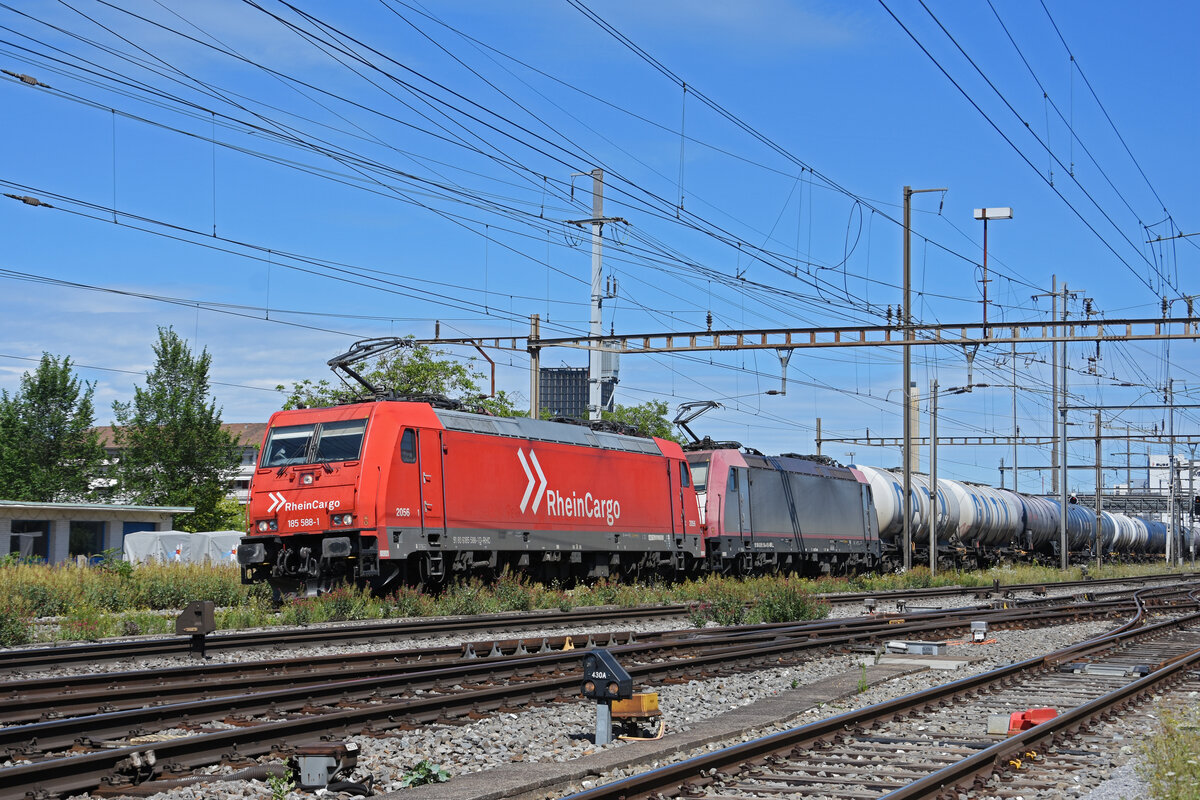 Doppeltraktion, mit den Loks 185 588-1 und 185 594-9 durchfährt den Bahnhof Pratteln. Die Aufnahme stammt vom 13.07.2022.
