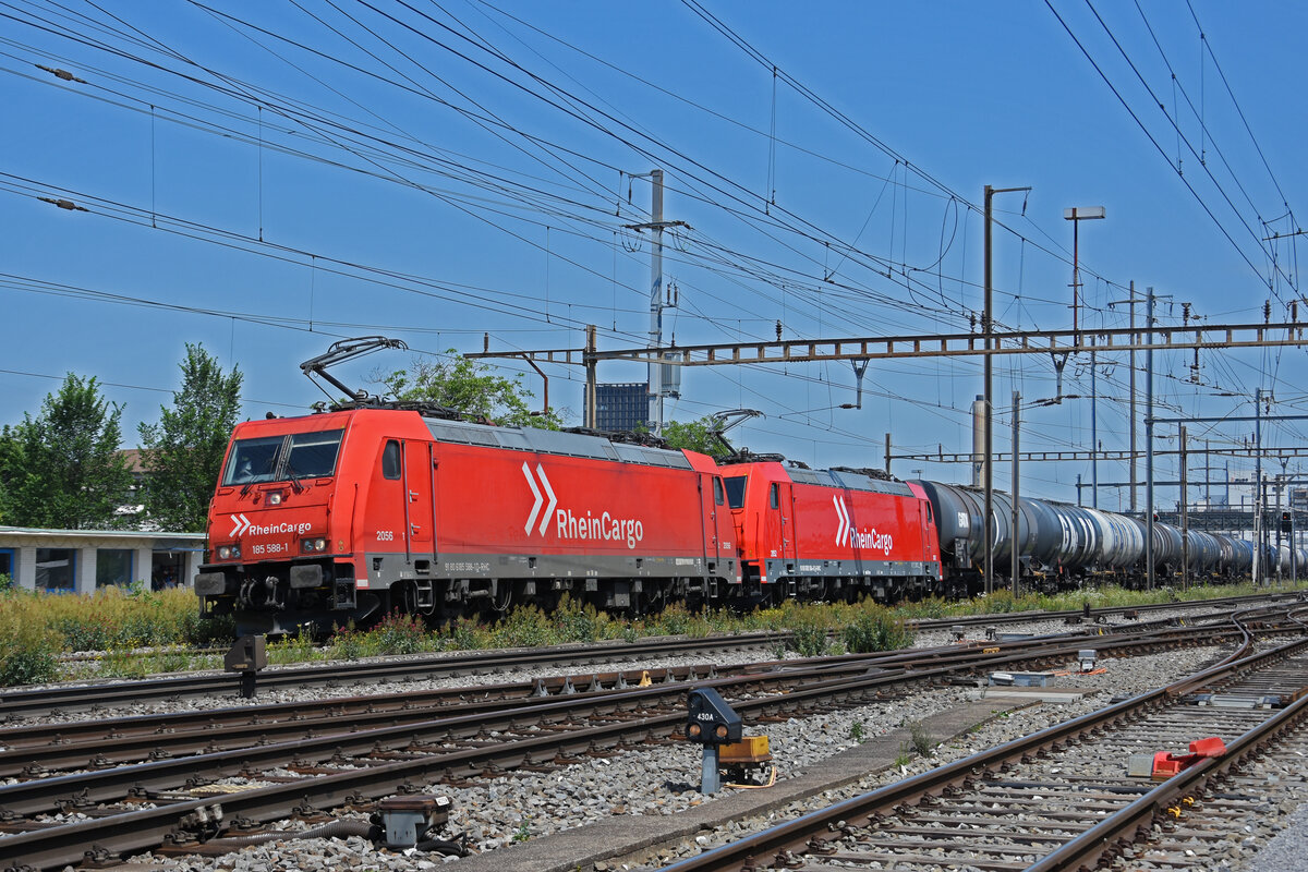 Doppeltraktion, mit den Loks 185 588-1 und 185 584-0 durchfährt den Bahnhof Pratteln. Die Aufnahme stammt vom 15.06.2022.