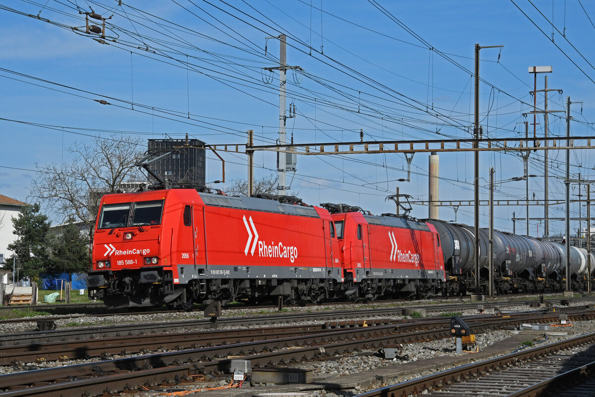 Doppeltraktion, mit den Loks 185 588-1 und 185 584-0 durchfährt am 22.03.2023 den Bahnhof Pratteln.