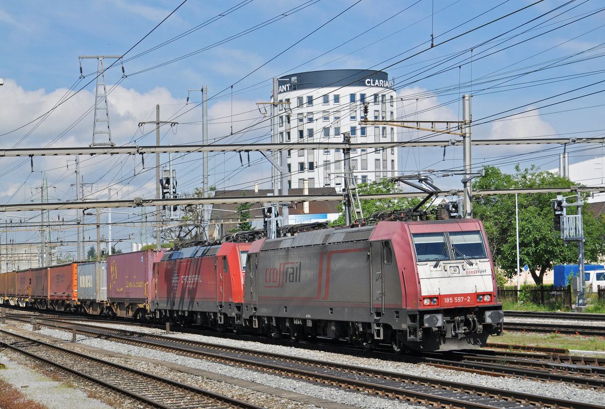 Doppeltraktion, mit den Loks 185 597-2 und 185 596-4, durchfahren den Bahnhof Pratteln. Die Aufnahme stammt vom 20.06.2016.