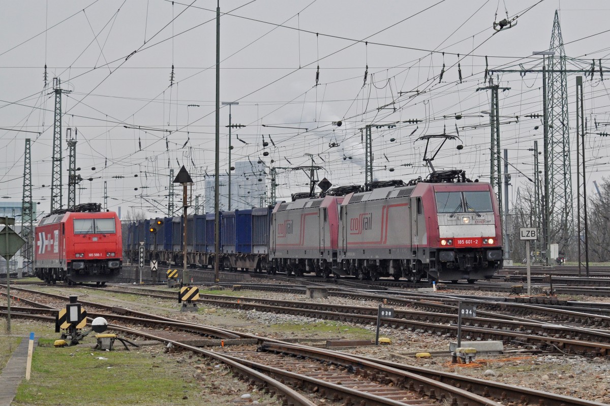 Doppeltraktion mit den Loks 185 601-2 und 185 602-0 durchfahren den Badischen Bahnhof. Die Aufnahme stammt vom 19.01.2016.