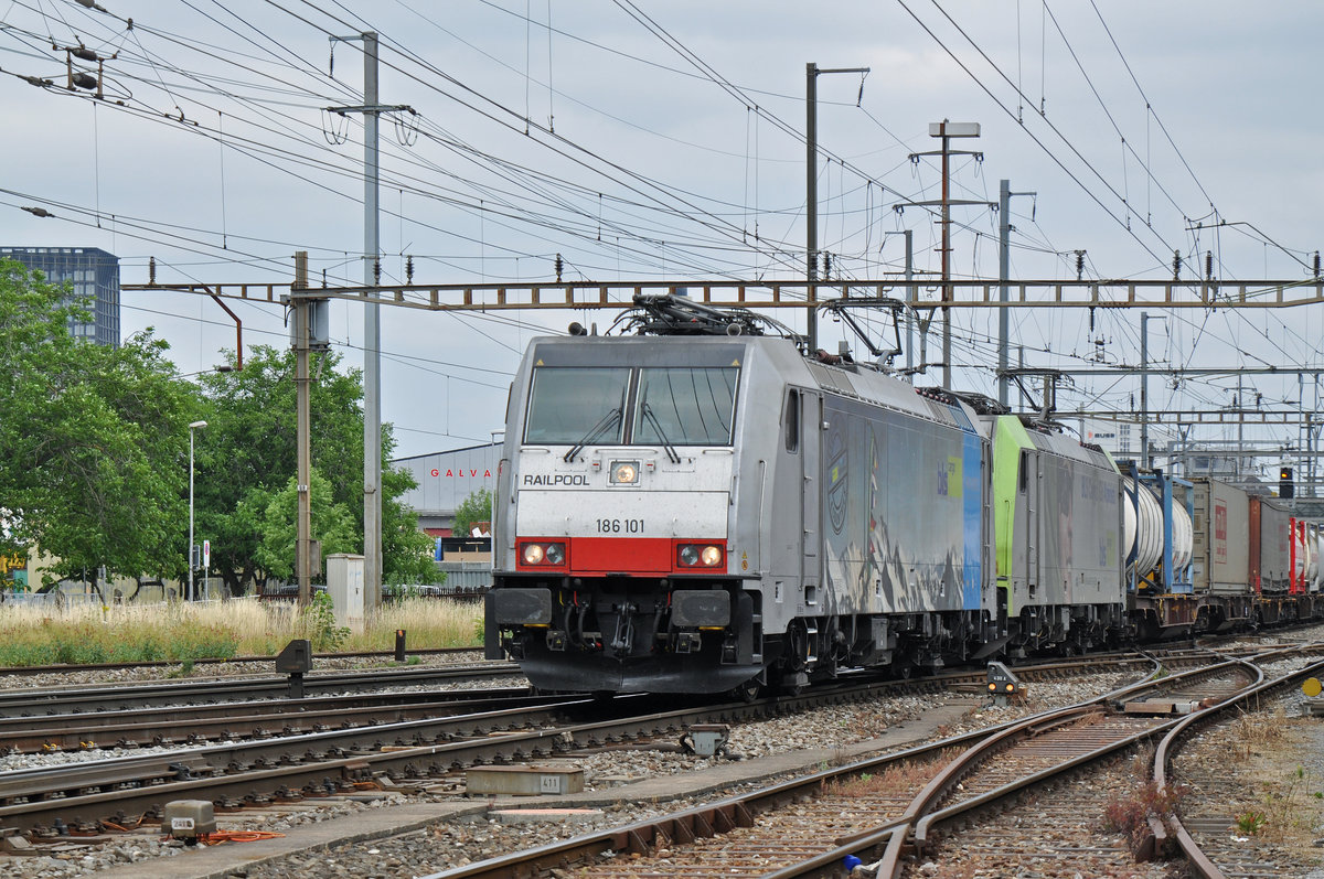 Doppeltraktion, mit den Loks 186 101-2 und 486 509-3, durchfahren den Bahnhof Pratteln. Die Aufnahme stammt vom 24.06.2017.