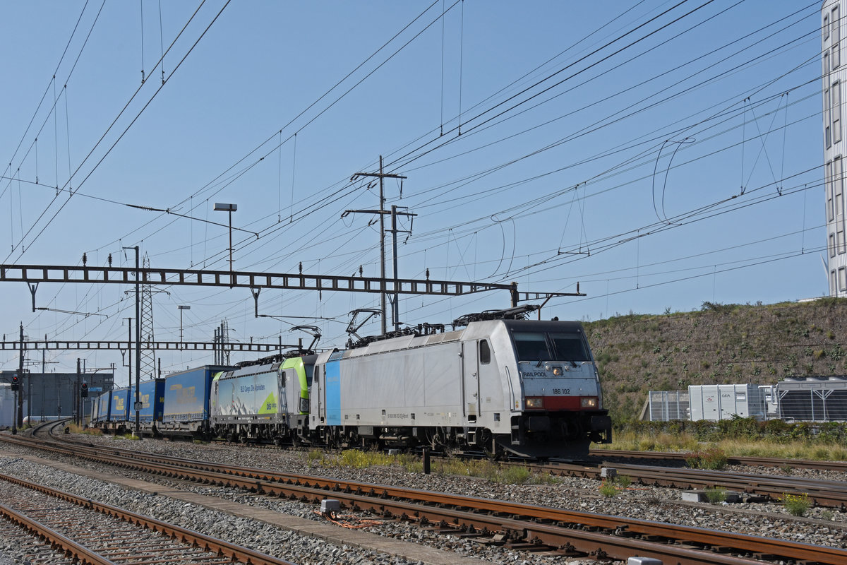 Doppeltraktion, mit den Loks 186 102-0 und 475 411-5 durchfährt den Bahnhof Pratteln. Die Aufnahme stammt vom 12.09.2020.