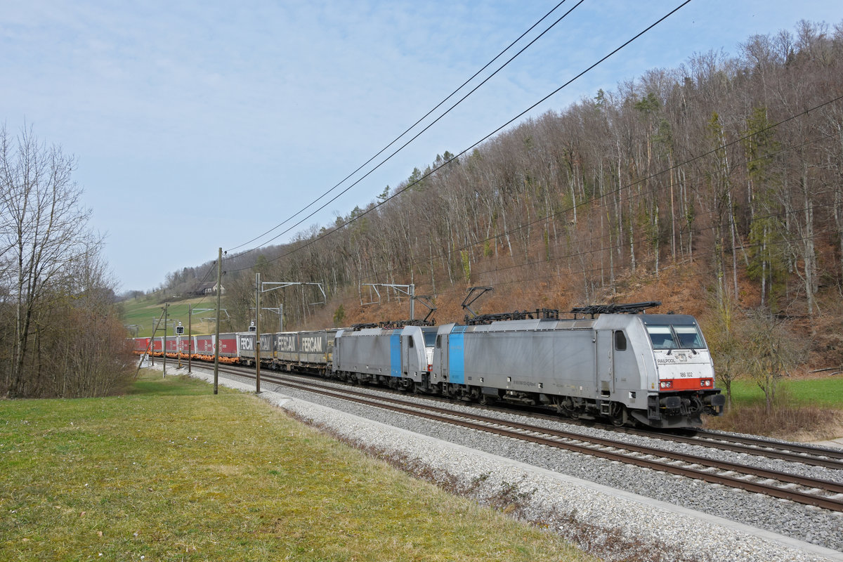 Doppeltraktion, mit den Loks 186 102-0 und 186 251-5 fährt Richtung Bahnhof Tecknau. Die Aufnahme stammt vom 26.02.2021.