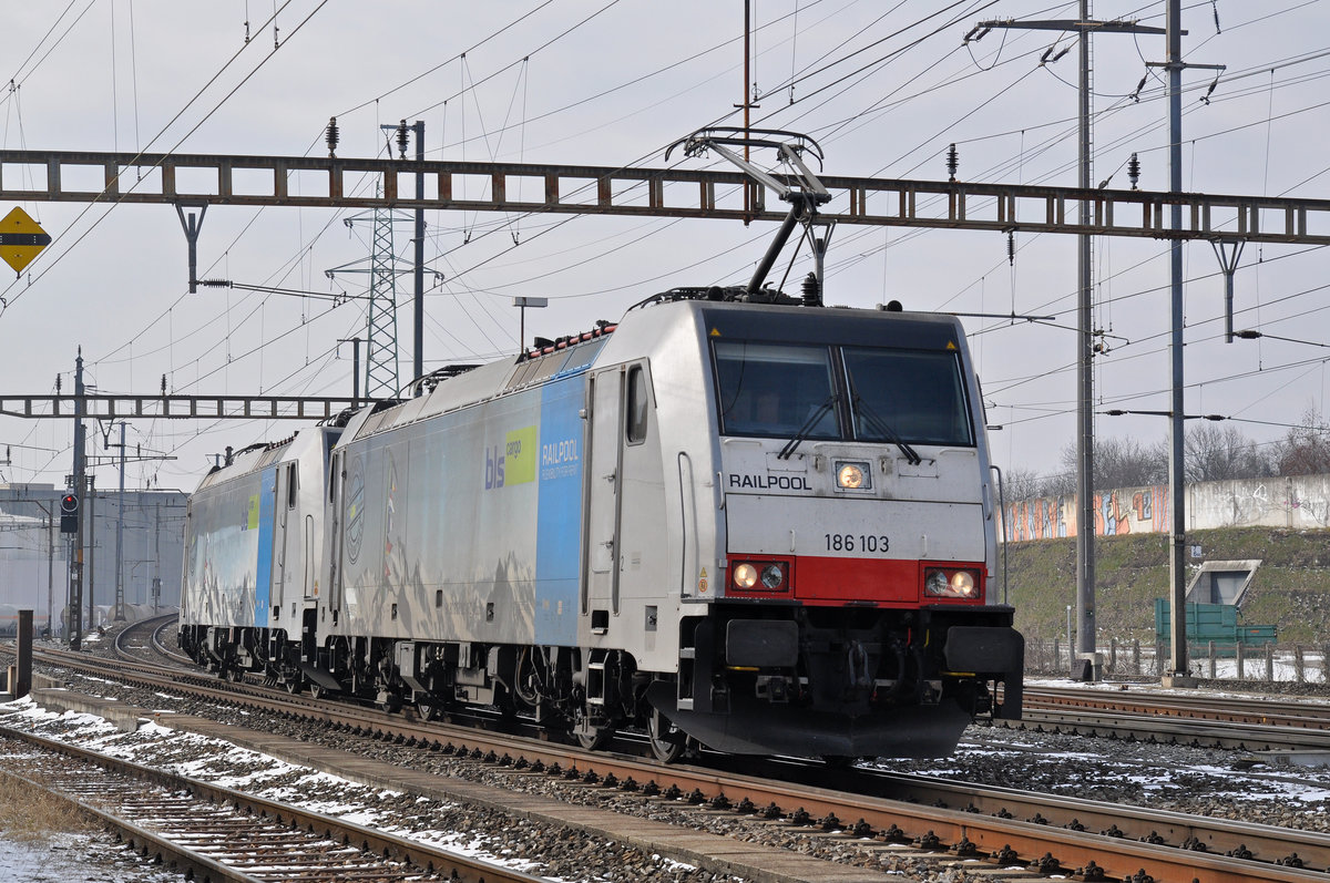 Doppeltraktion, mit den Loks 186 103-8 und 186 109-5 durchfahren den Bahnhof Pratteln. Die Aufnahme stammt vom 01.03.2018.
