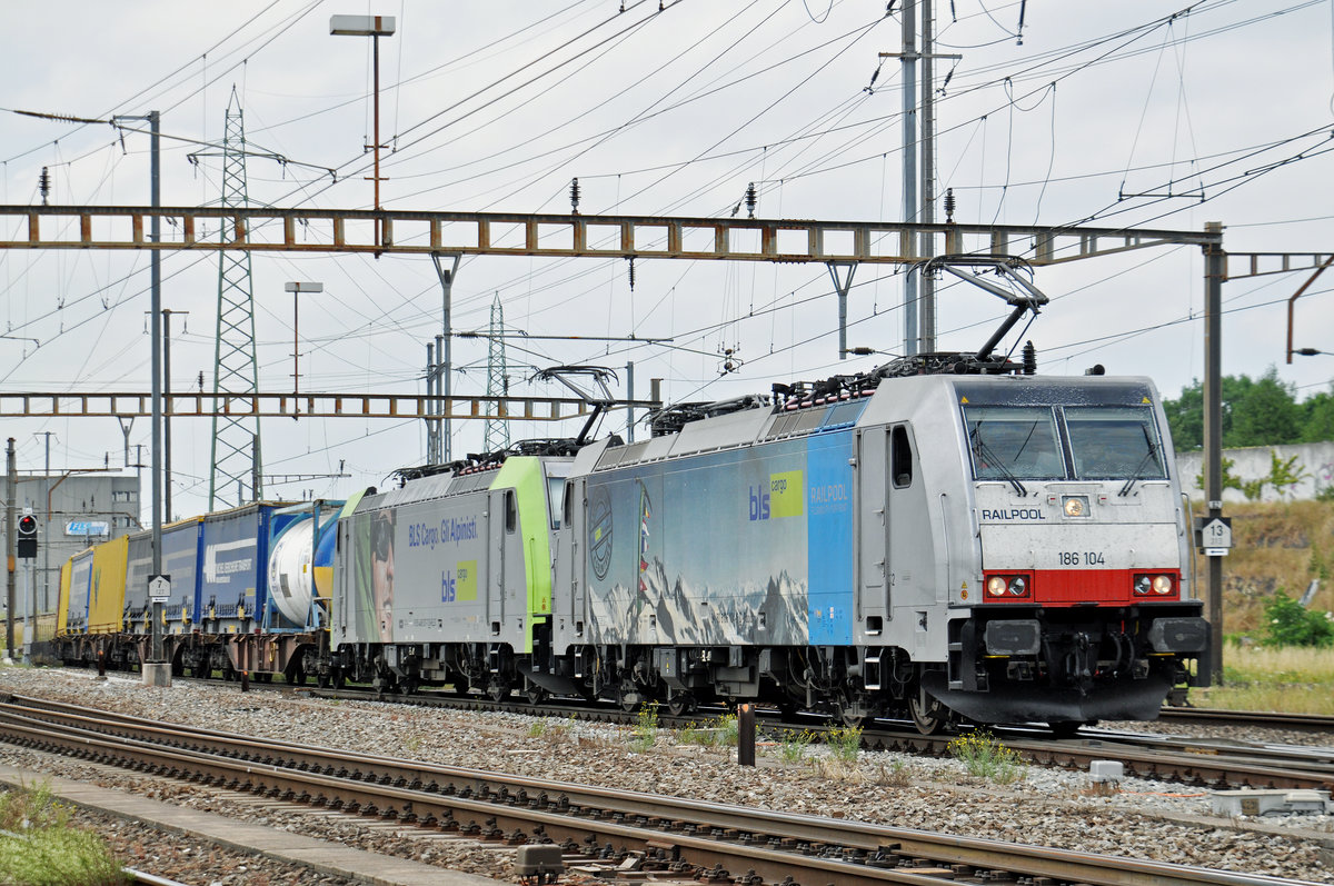 Doppeltraktion, mit den Loks 186 104-6 und 486 507-7, durchfahren den Bahnhof Pratteln. Die Aufnahme stammt vom 24.06.2017.