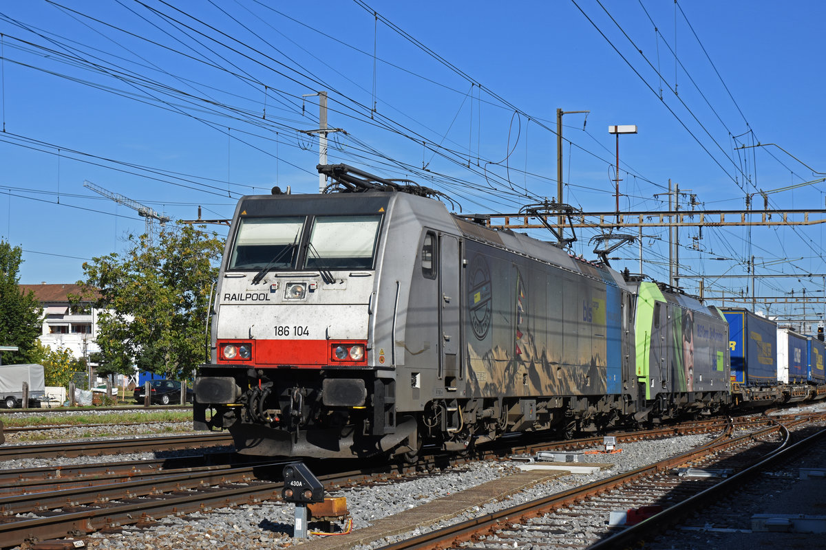 Doppeltraktion, mit den Loks 186 104-6 und 486 502-8, durchfährt den Bahnhof Pratteln. Die Aufnahme stammt vom 13.09.2019. 