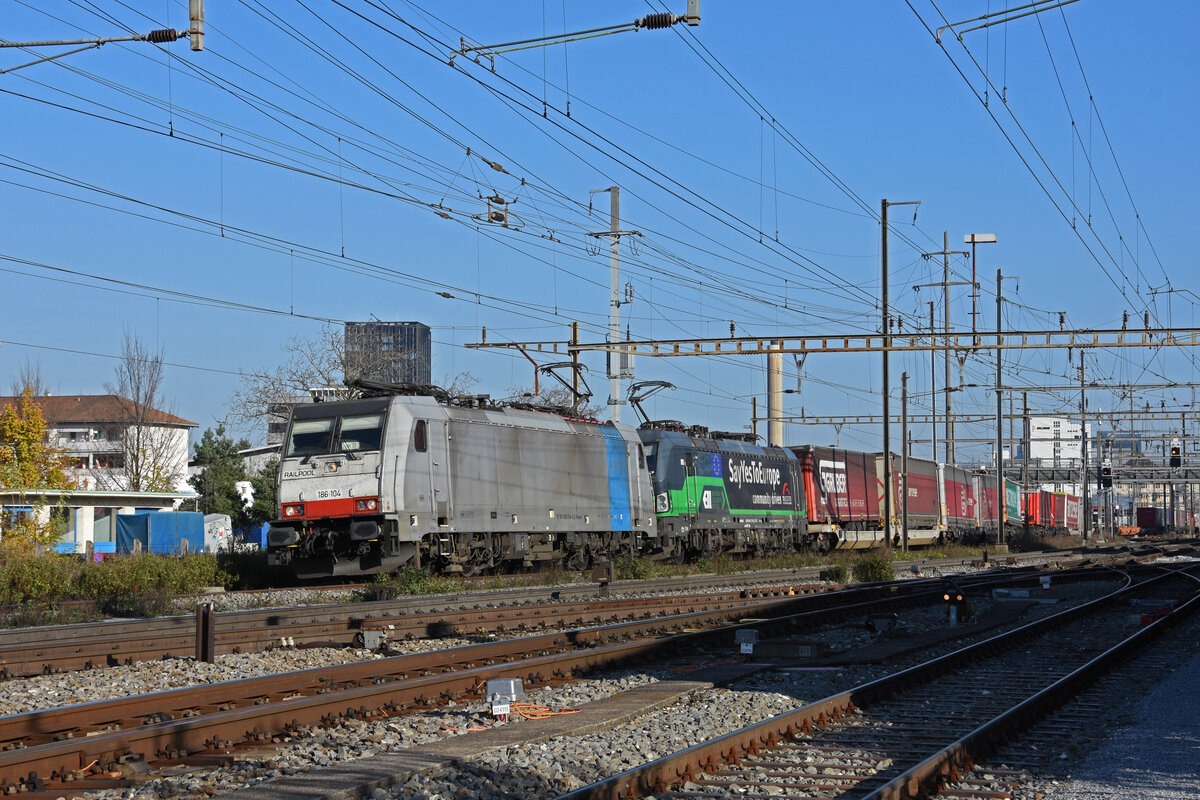 Doppeltraktion, mit den Loks 186 104-6 und 193 278-9 durchfährt den Bahnhof Pratteln. Die Aufnahme stammt vom 09.11.2021