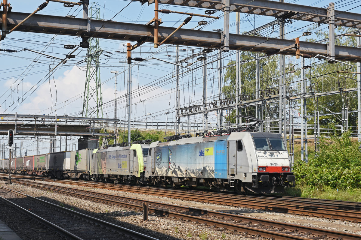 Doppeltraktion, mit den Loks 186 105-3 und 486 507-7 durchfährt den Bahnhof Muttenz. Die Aufnahme stammt vom 29.08.2019.