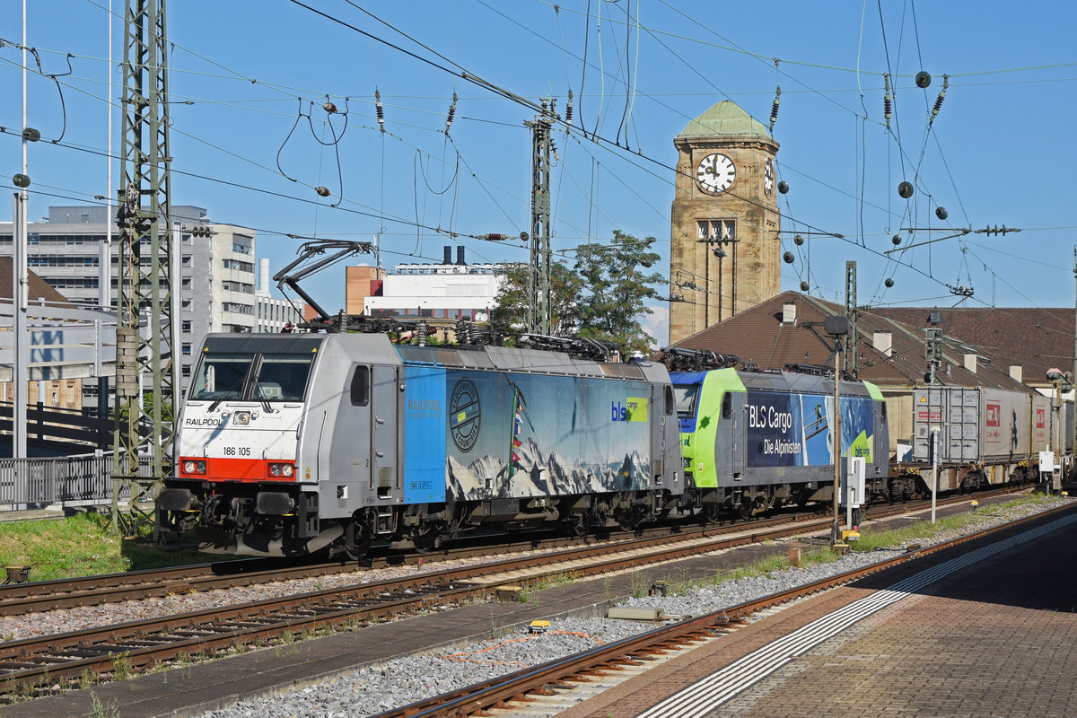 Doppeltraktion, mit den Loks 186 105-3 und 485 018-6 durchfährt den badischen Bahnhof. Die Aufnahme stammt vom 15.08.2020.